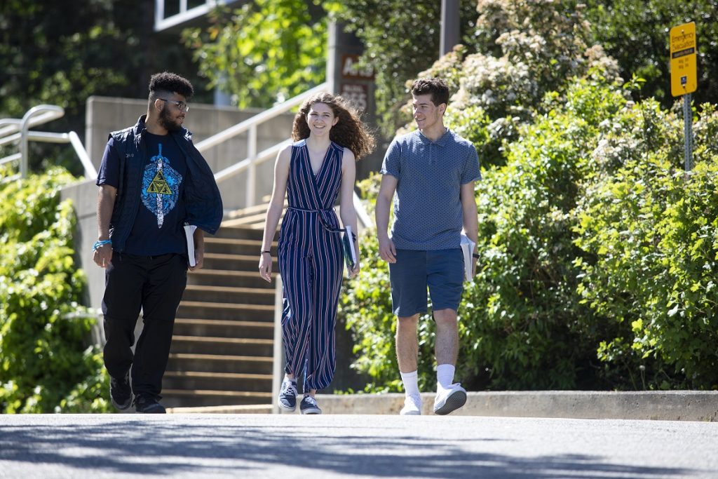 Vancouver Island University（VIU）のキャンパスを歩く学生たち